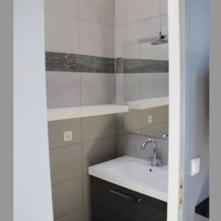 40 M Facing The Old Port Of * La Rochelle (Charente-Maritime)